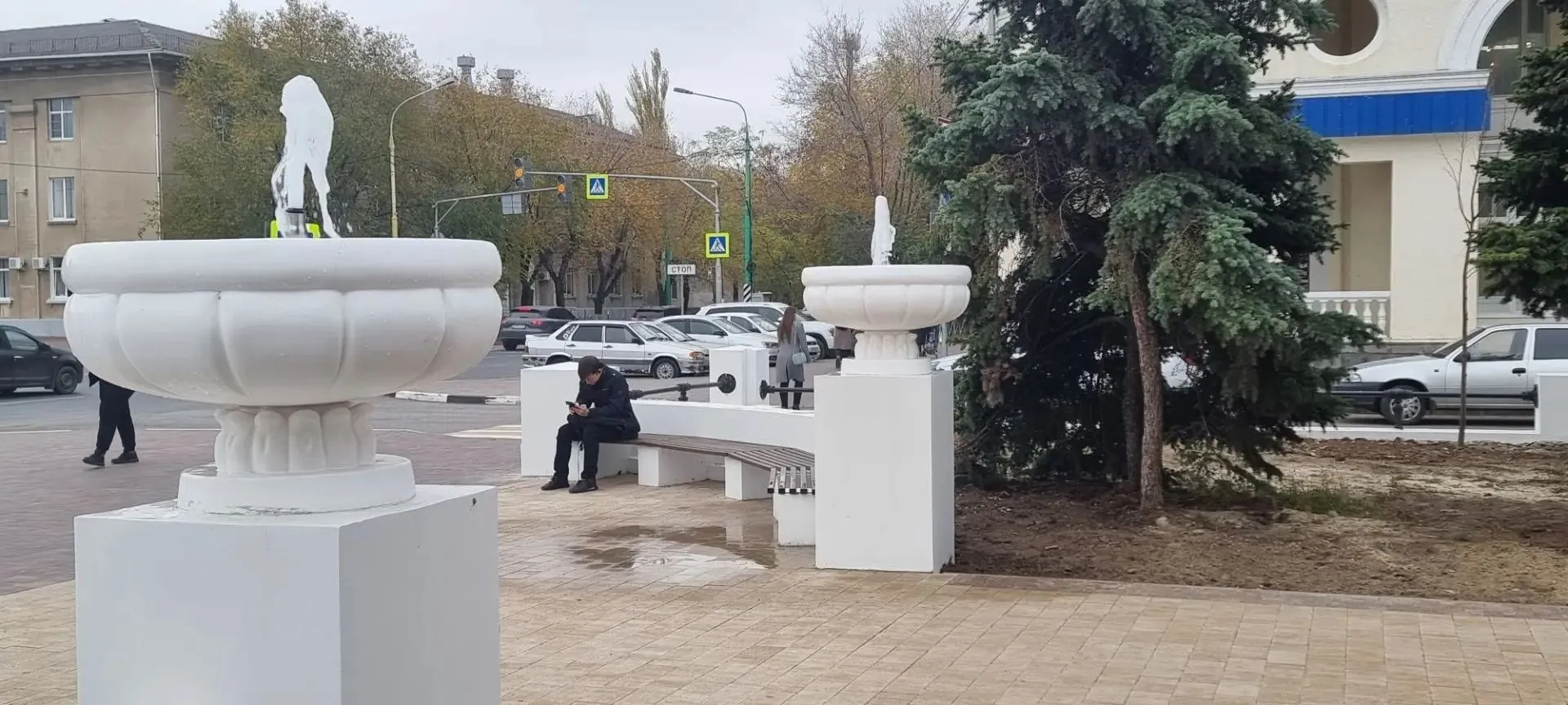 Чаши фонтанов на пьедесталах в сквере