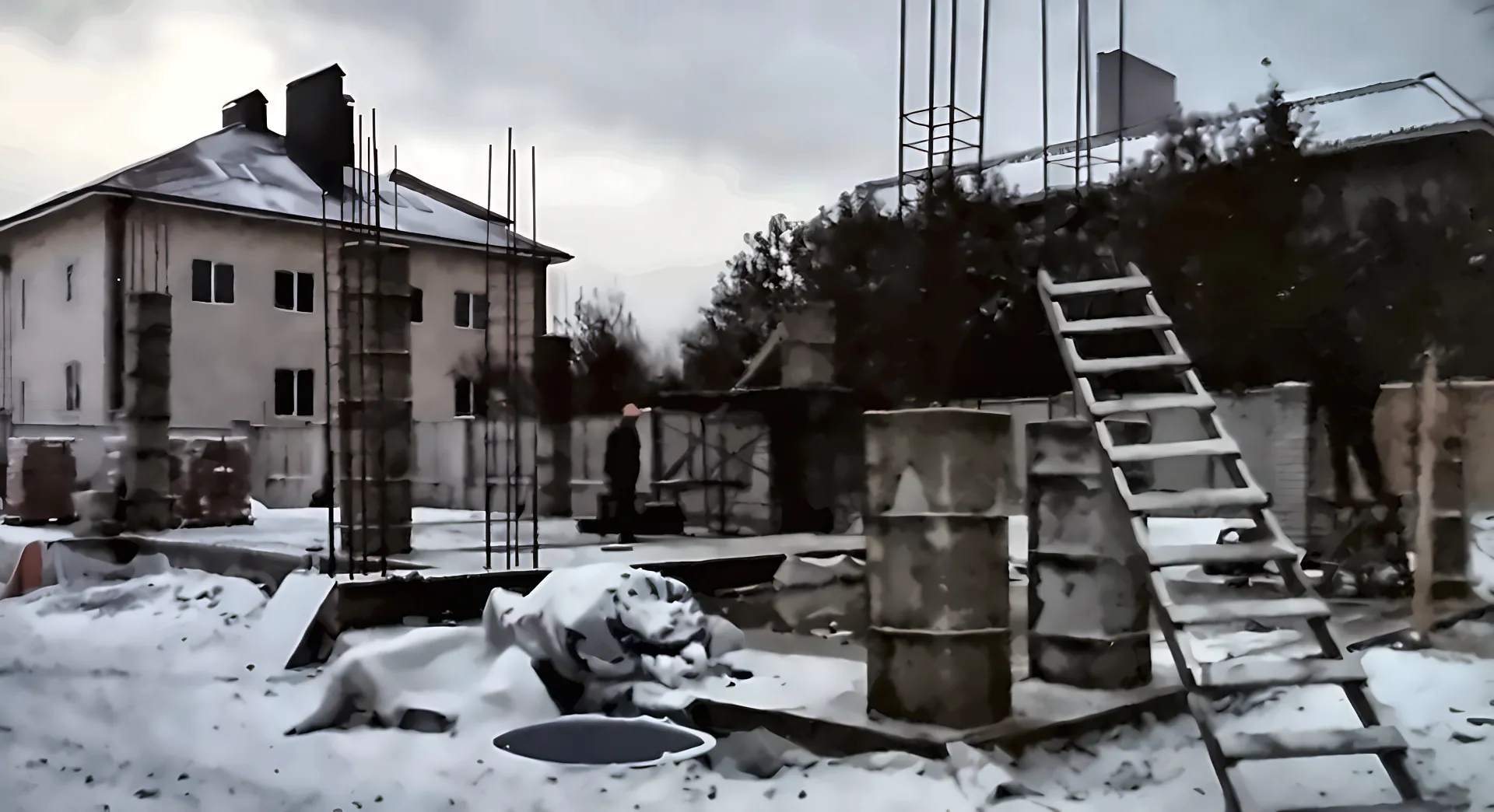 Стройплощадка с колоннами в стеклопластиковой опалубке зимой